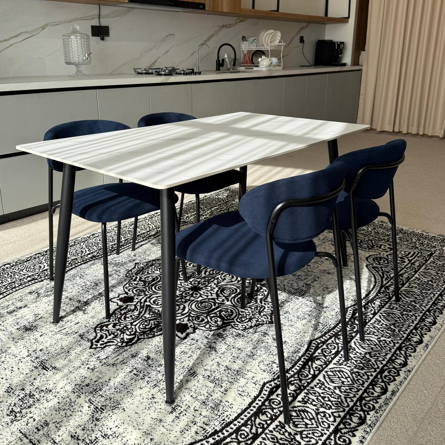 Dany Table و Luca Chairs - مجموعة الطعام الحديثة
