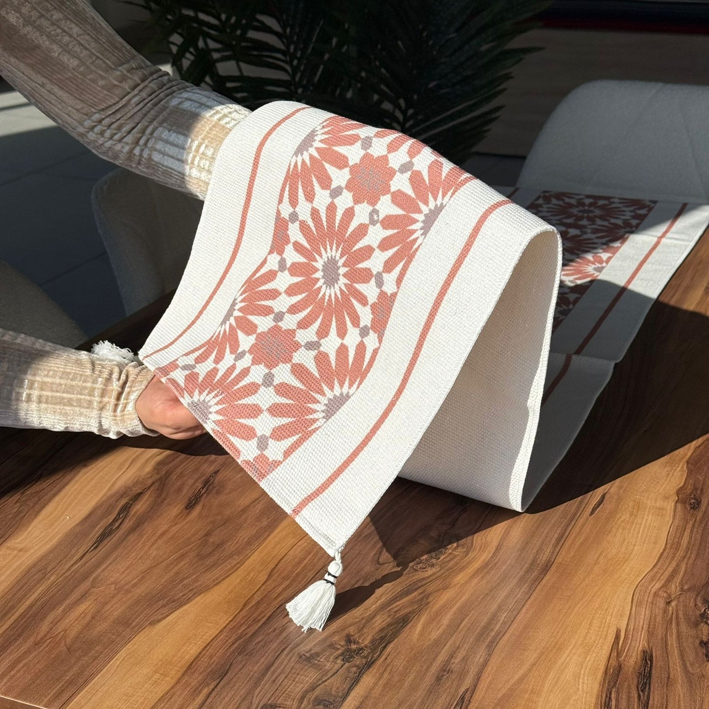 مفرش طاولة منسوج مزخرف مقاس 30 × 180 سم مع تفاصيل شرابة