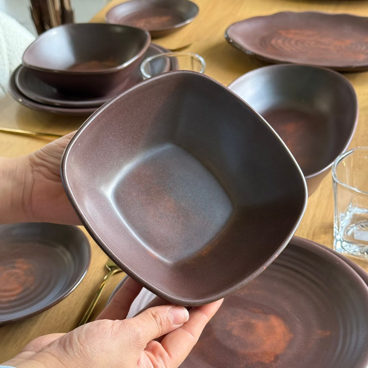 طقم أطباق عشاء أنيق وعصري من الميلامين