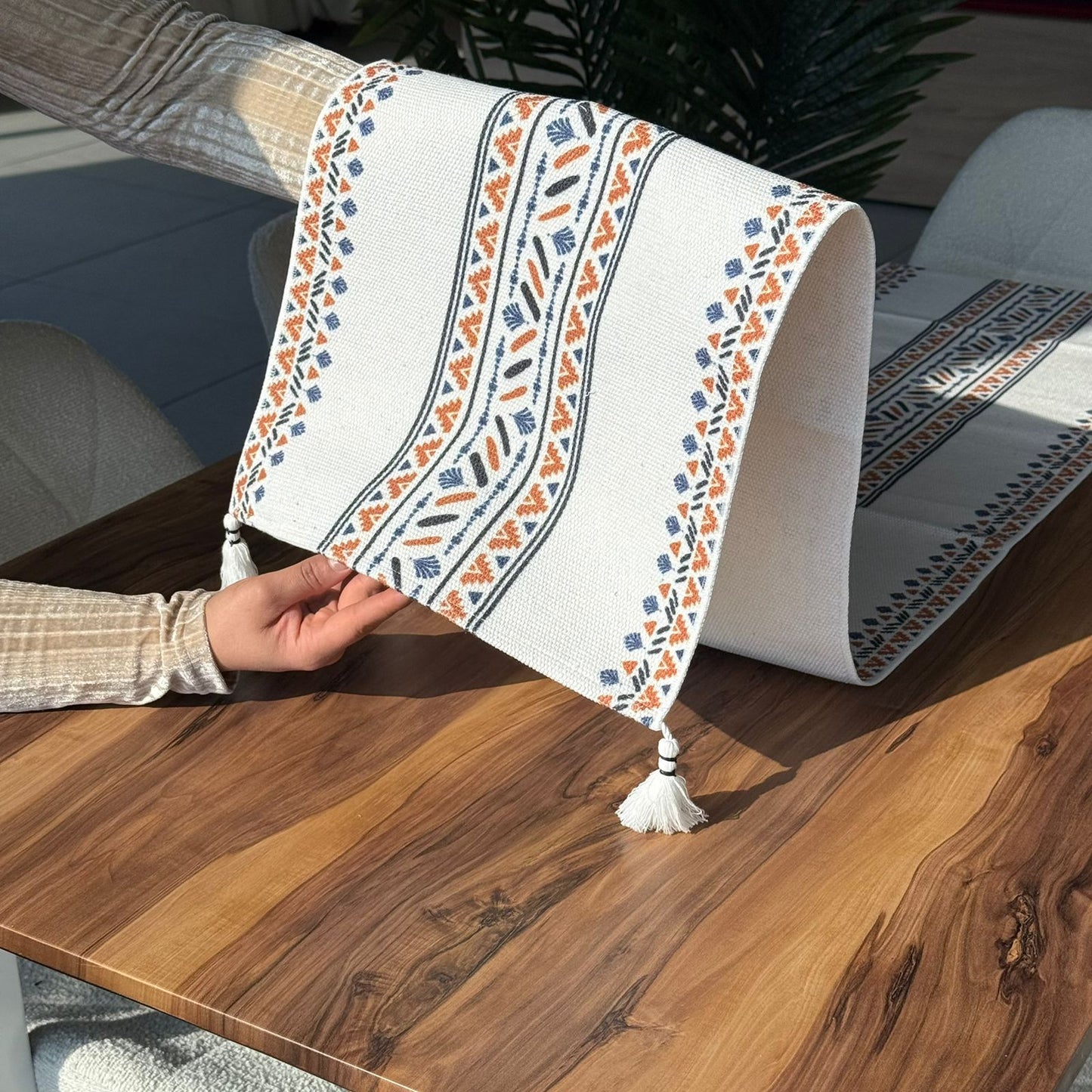 مفرش طاولة منسوج مزخرف مقاس 30 × 180 سم مع تفاصيل شرابة