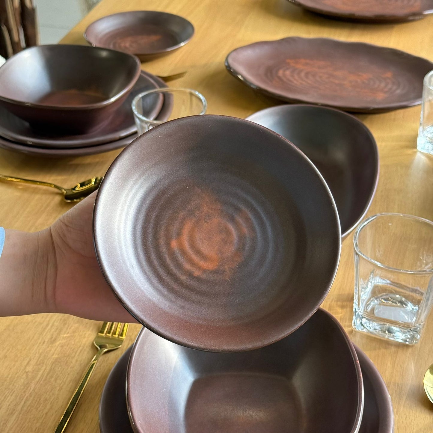 طقم أطباق عشاء أنيق وعصري من الميلامين