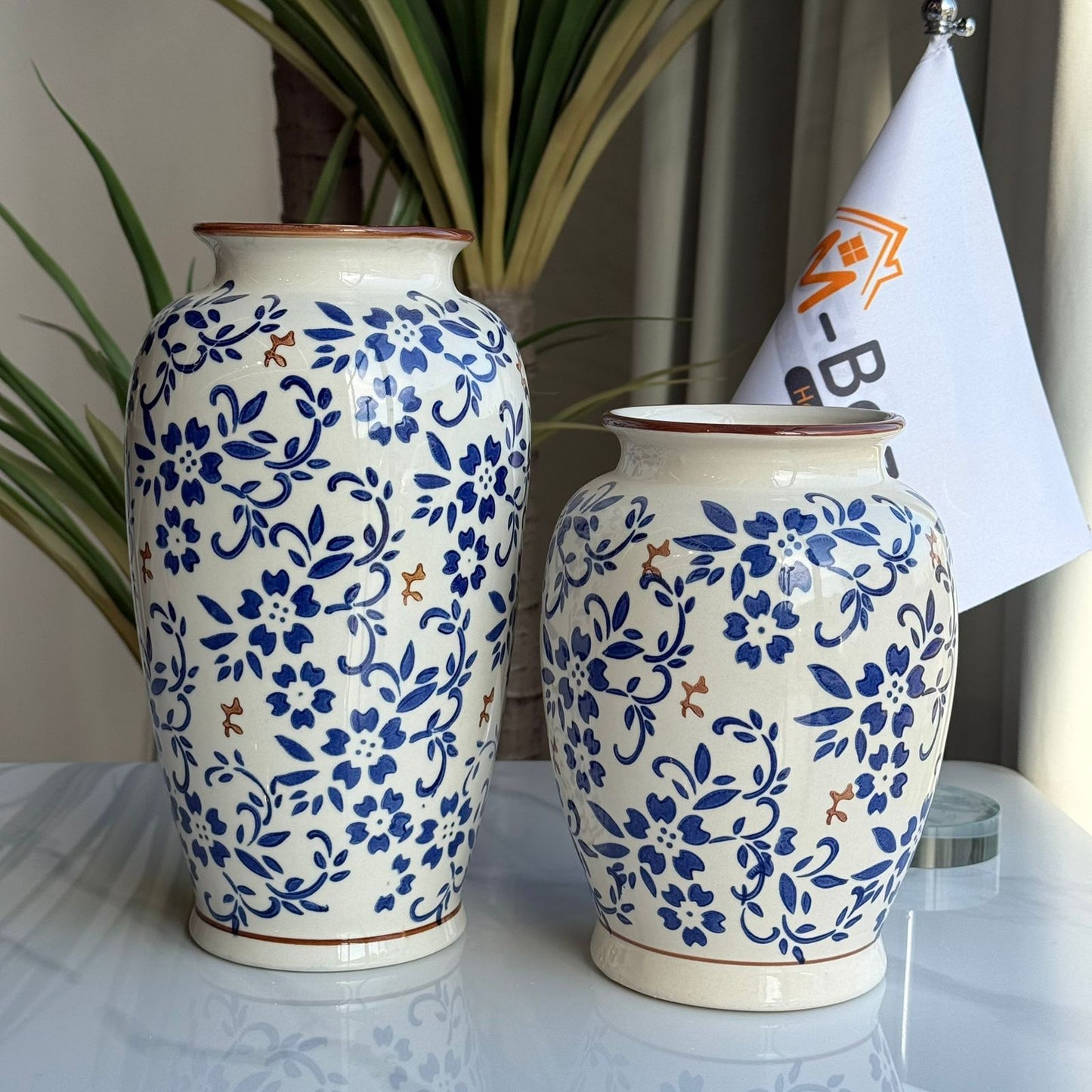 مجموعة مزهرية كلاسيكية كلاسيكية من الزهور الخضراء