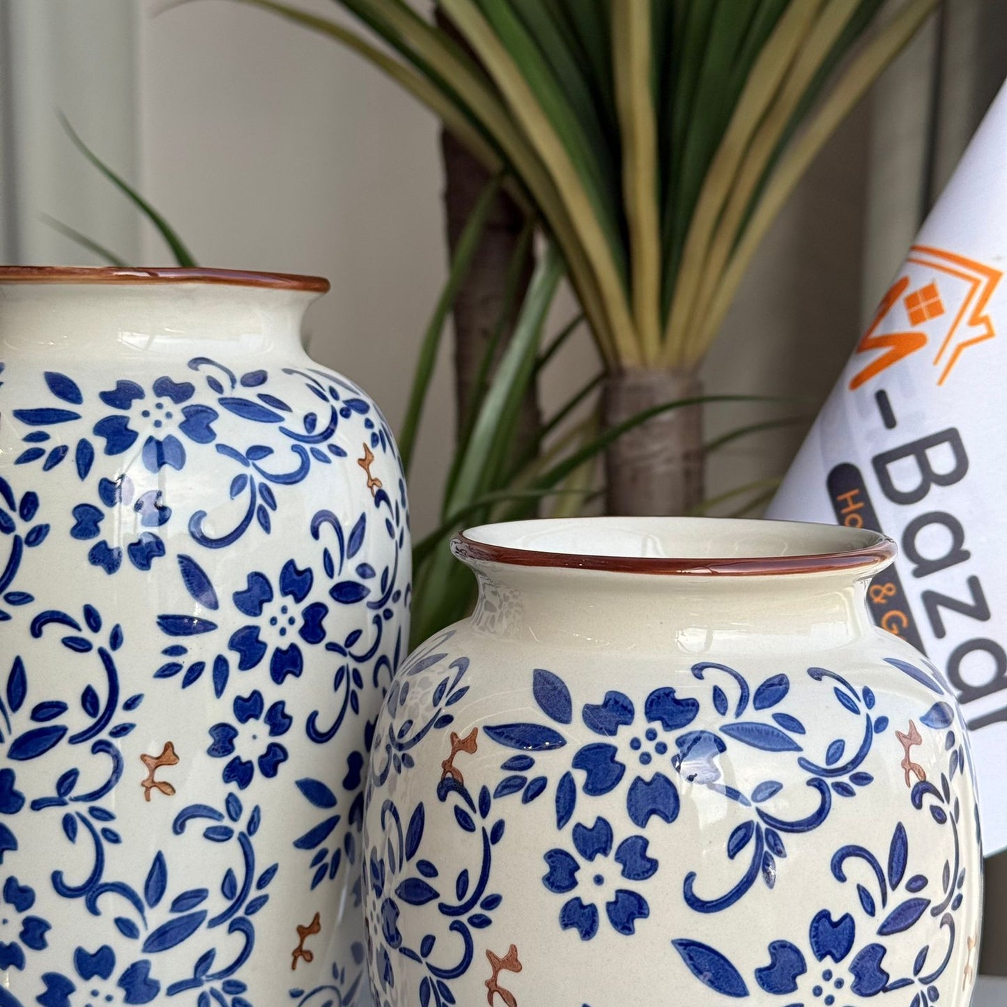 مجموعة مزهرية كلاسيكية كلاسيكية من الزهور الخضراء