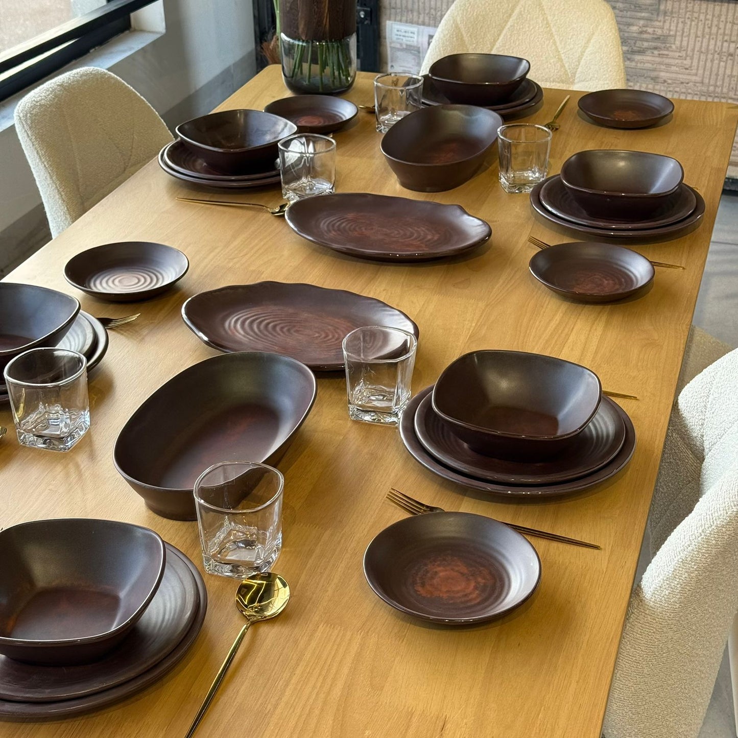 طقم أطباق عشاء أنيق وعصري من الميلامين