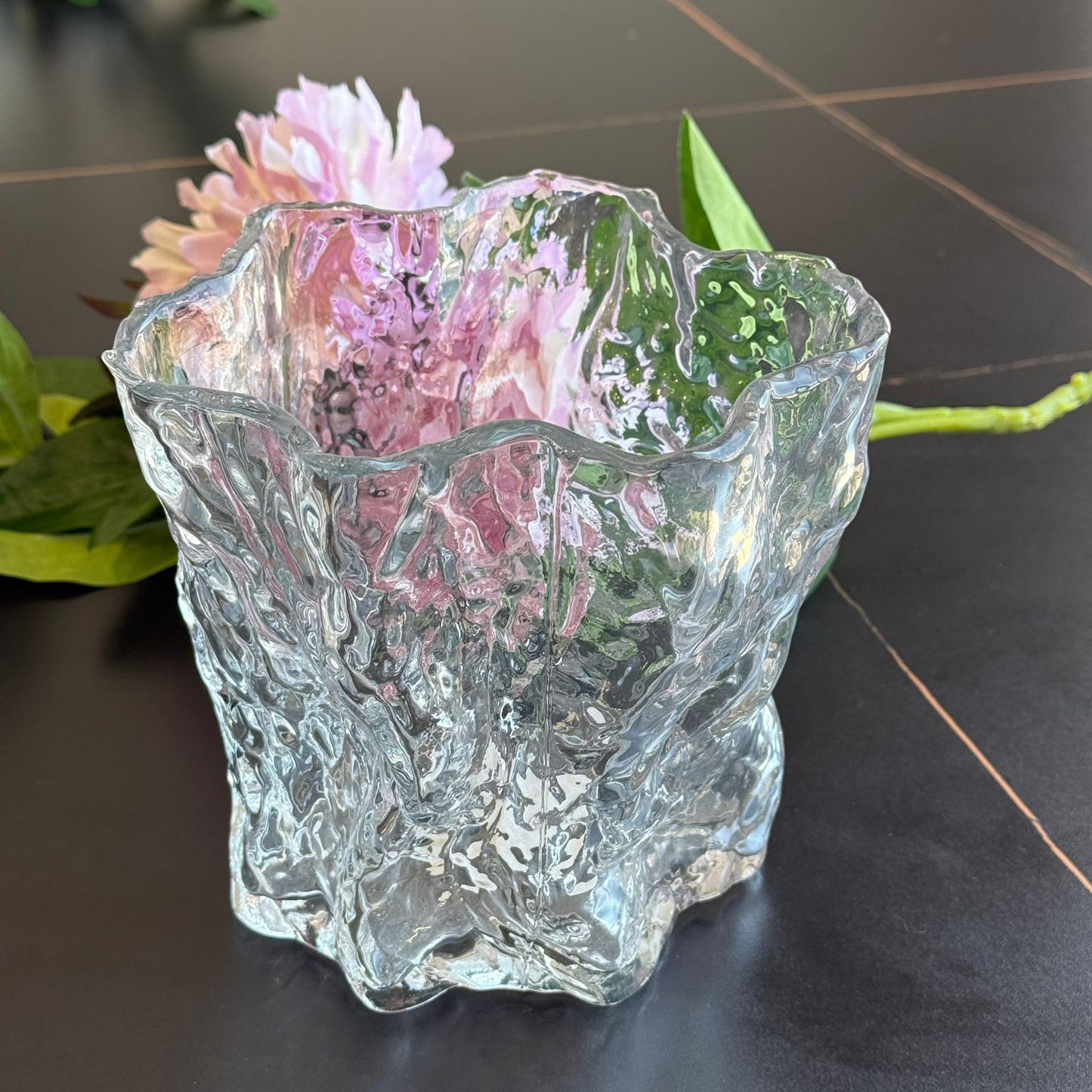 مزهرية حديثة منحوتة على الجليد