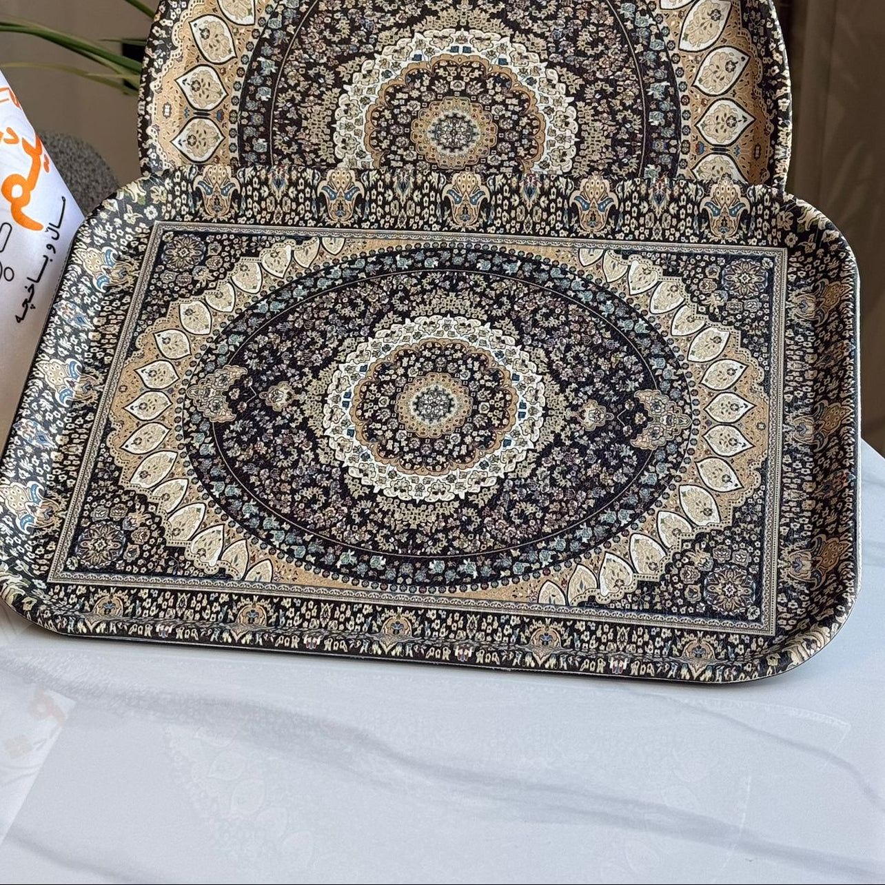 سینی خزمەتکردن بە نەخشی شاهانە - بە دو شێوە