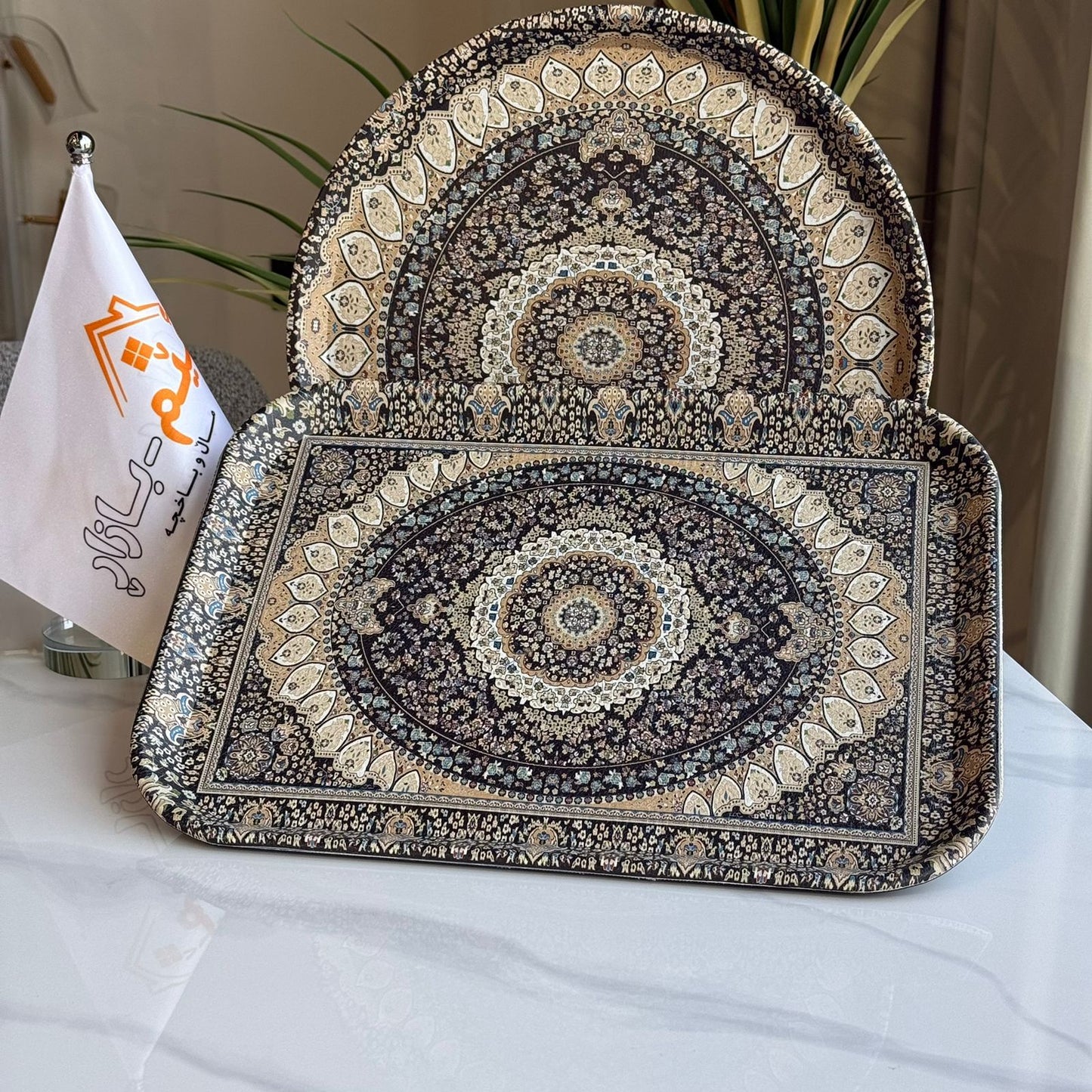 سینی خزمەتکردن بە نەخشی شاهانە - بە دو شێوە