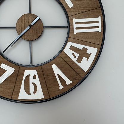 کاتژمێری دیواری دار لەسەر دیوار