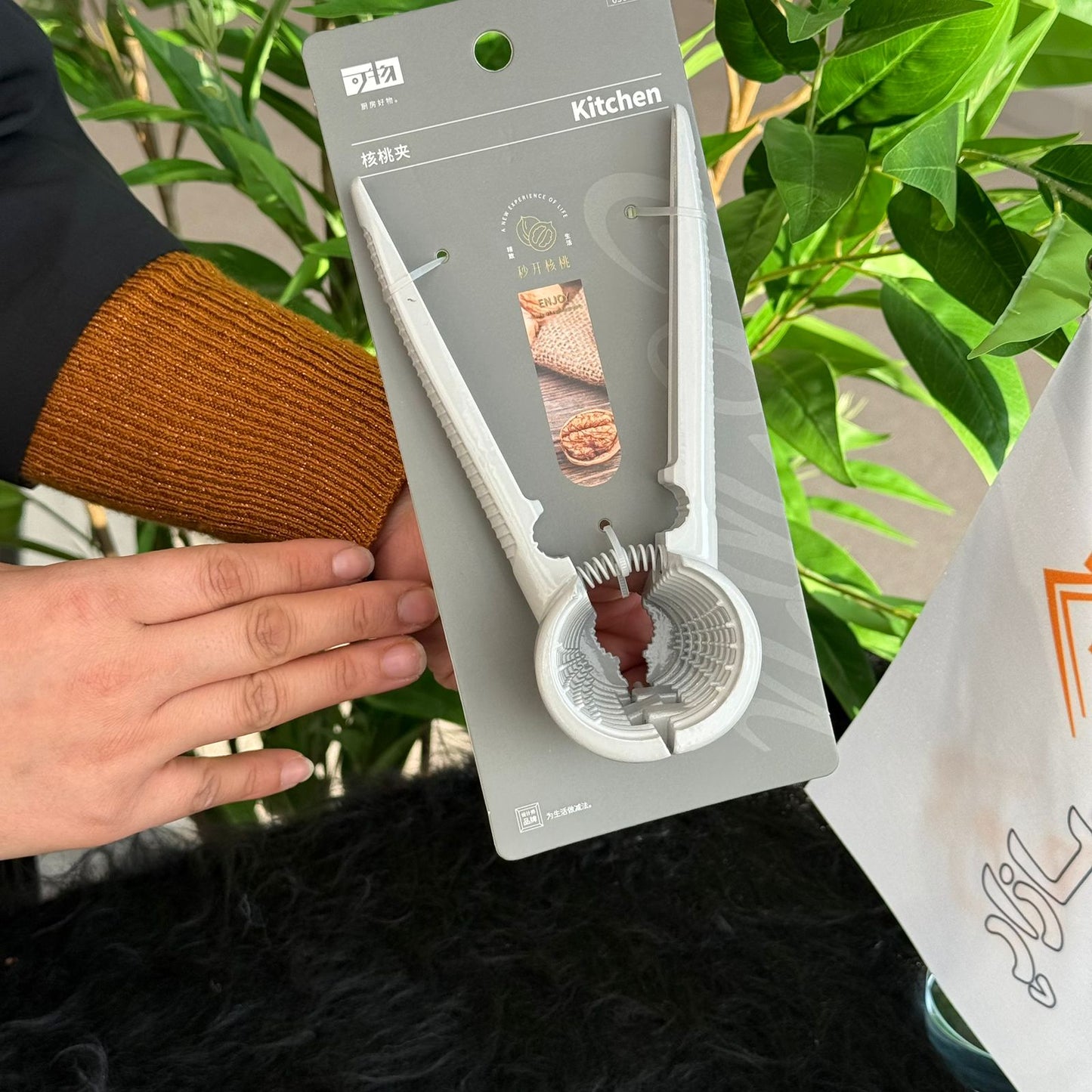 كسارة البندق البلاستيكية المتينة المريحة