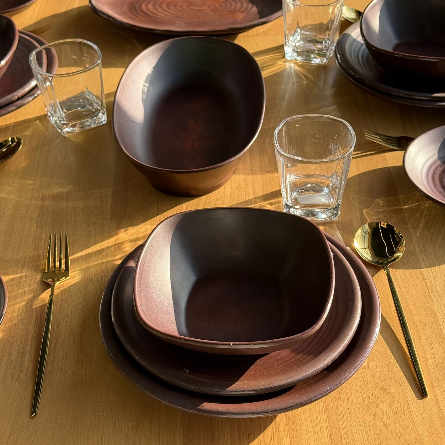 طقم أطباق عشاء أنيق وعصري من الميلامين