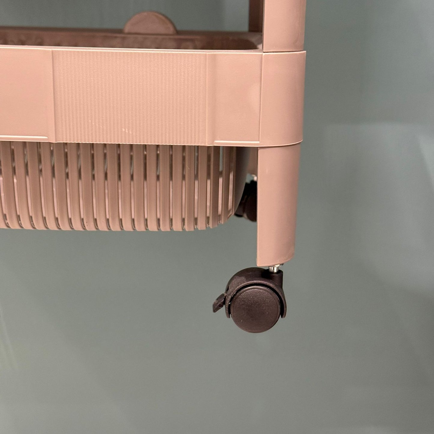 عربة تخزين بلاستيكية بطابقين وثلاثة طوابق مع عجلات