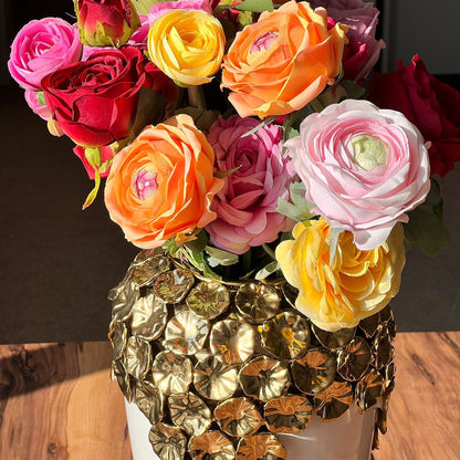 گوڵدانێکی دیکۆراتی لوکس بە گوڵی زێڕین
