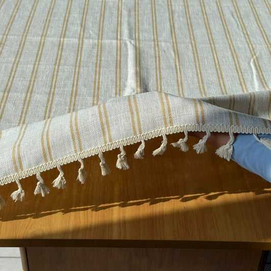 مفرش طاولة كلاسيكي أنيق بمقاسين مع شرابات