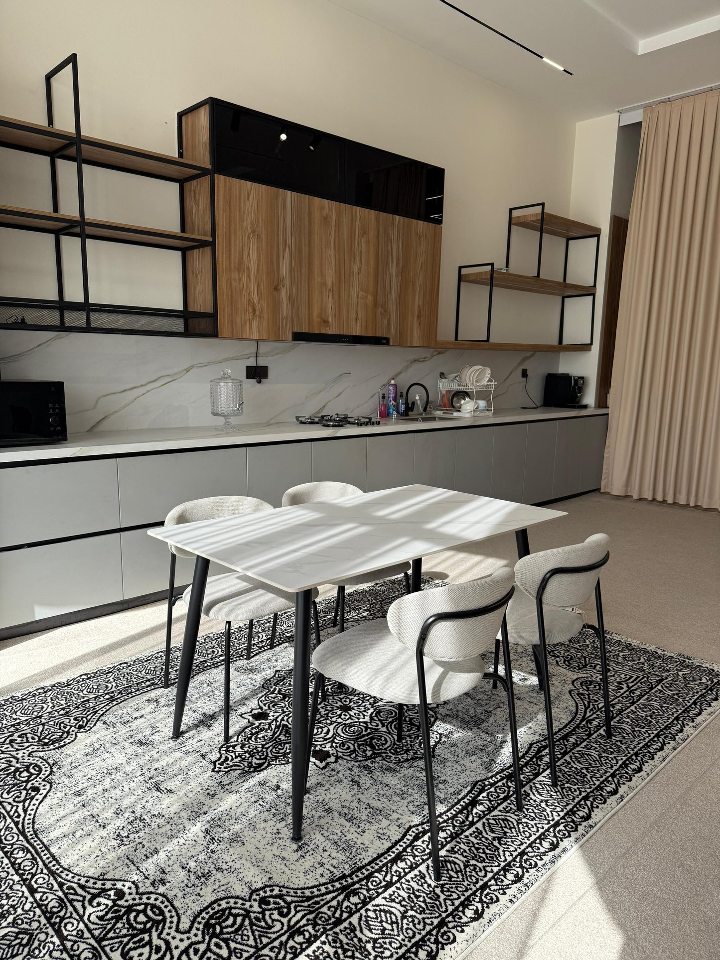 Dany Table و Luca Chairs مجموعة الطعام - Black & Gray