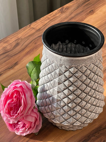 گوڵدانە کۆنەکانی دەستی دیکۆراتی بۆیاخ کراو