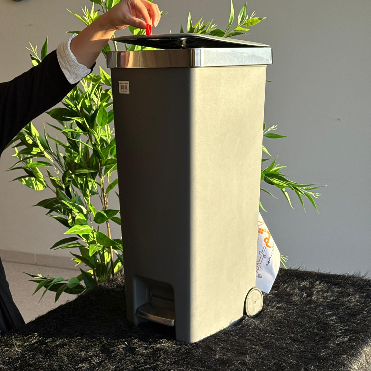 سەبەتەی پاشماوەی پێداڵی تەنک بە تایە