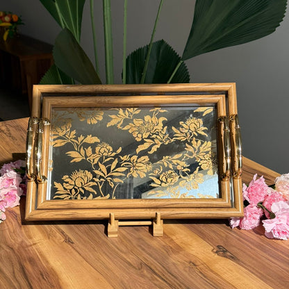 سینی ئاوێنەیەکی گوڵی زێڕین بە چوارچێوەی دار