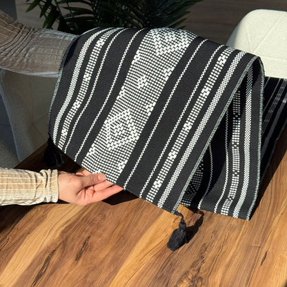 35 × 220 سم ڕاکەری مێزی تواوەی دیکۆراتی بە وردەکاری تاسڵ