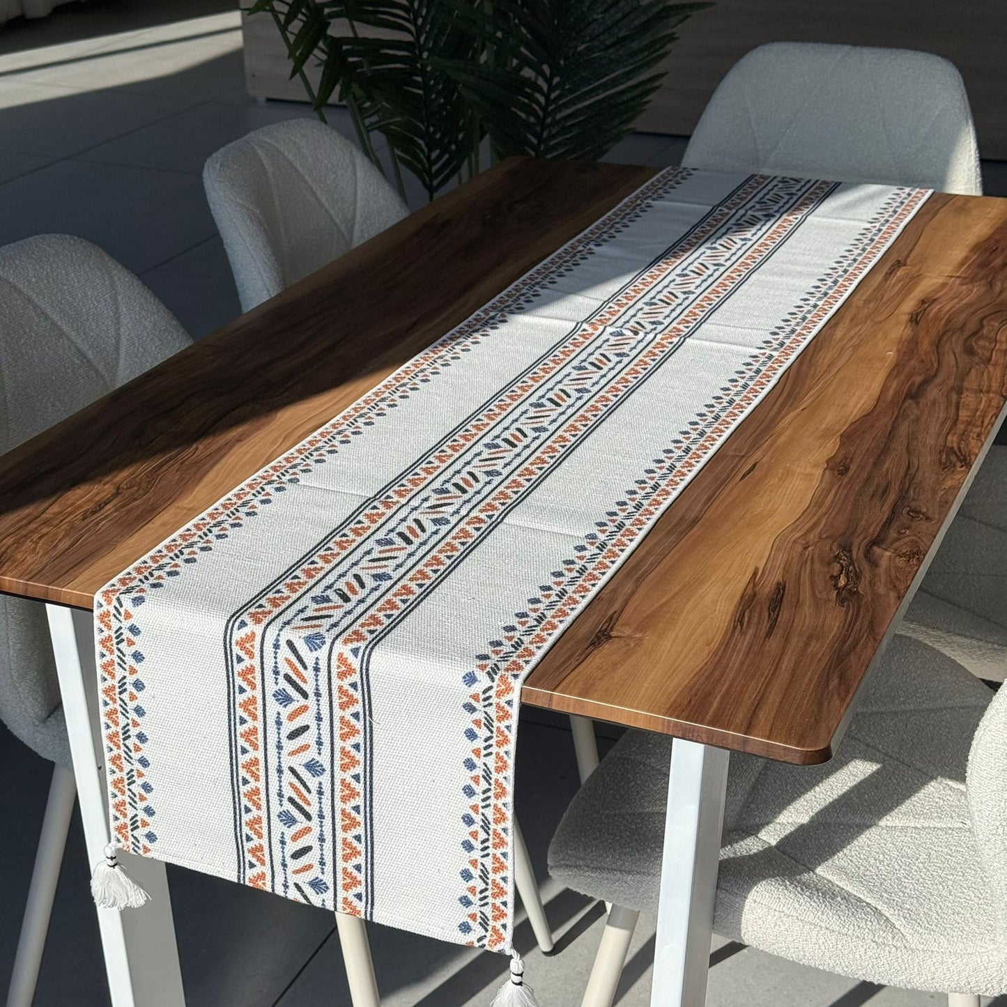 مفرش طاولة منسوج مزخرف مقاس 30 × 180 سم مع تفاصيل شرابة