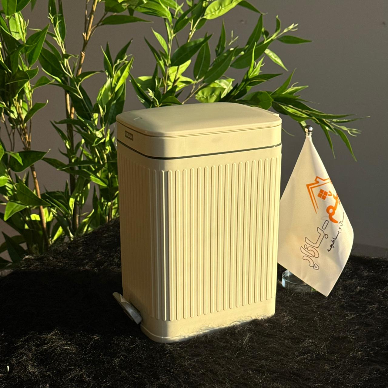 سەبەتەی پاشماوەی پێداڵی لوکس و ڕۆژنامەوانی لەگەڵ سەتڵی ناوەوە