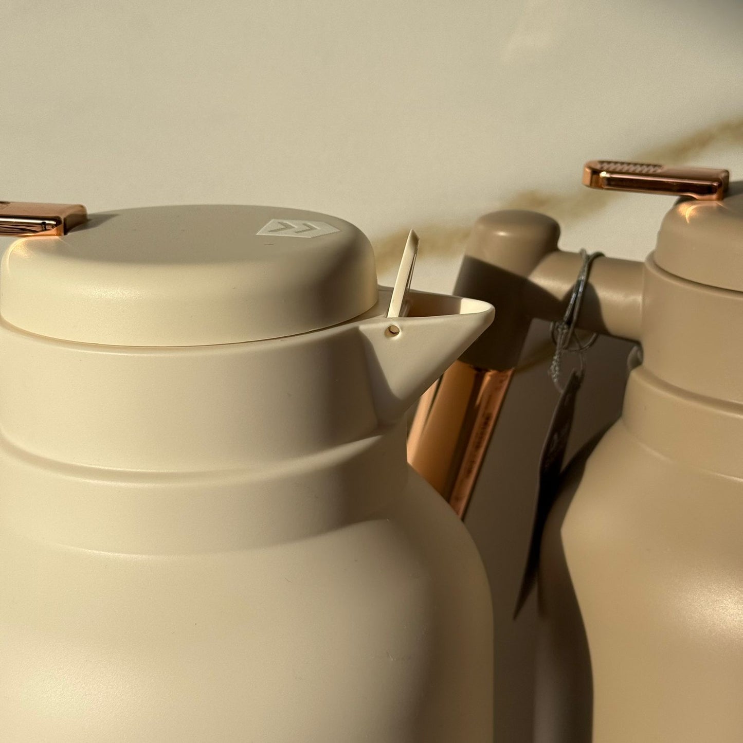 ترمس قهوة وشاي معزول أنيق