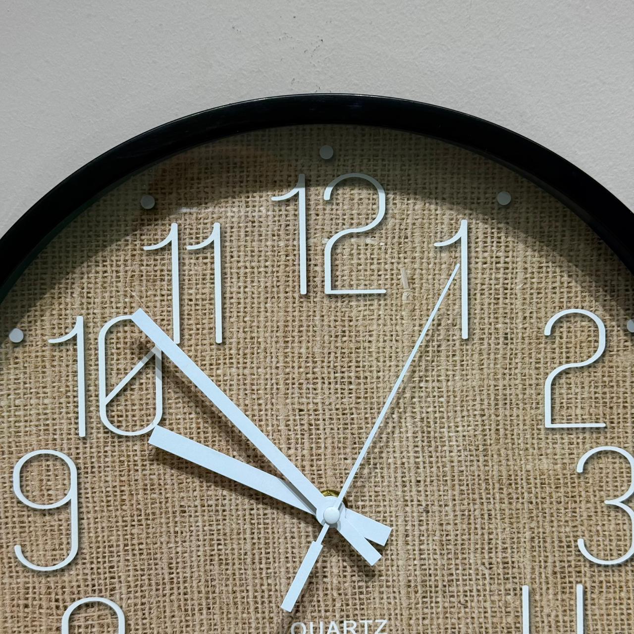 کاتژمێری دیواری پێکهاتە بە شێوەی دار