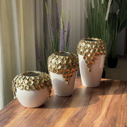 گوڵدانێکی دیکۆراتی لوکس بە گوڵی زێڕین