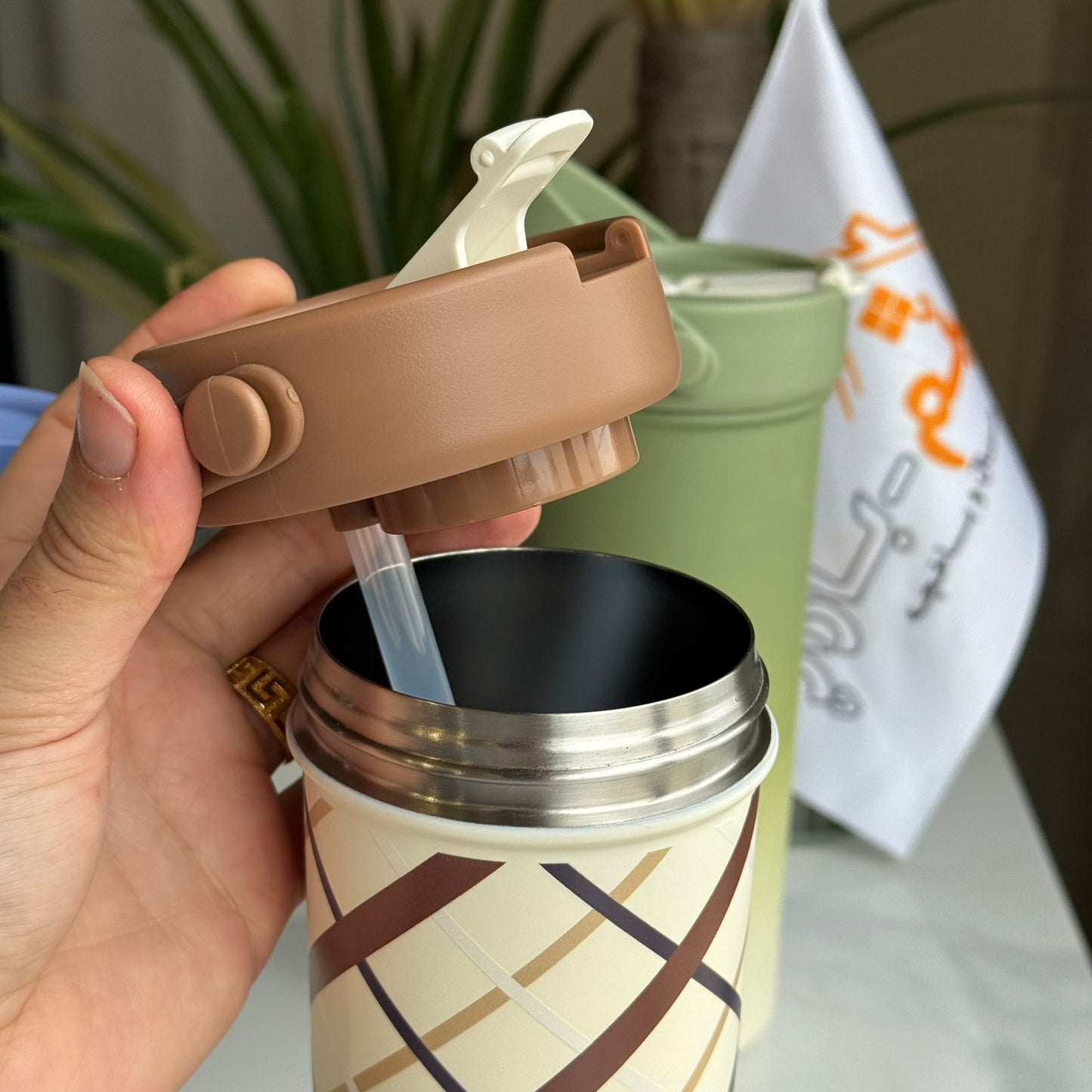 تامبلەری پۆڵایەکی ستانلێسی دوو دیواری مۆدێرن بە قاپێکی پەڕۆ – کۆپێکی گەورەی گەشتیاری