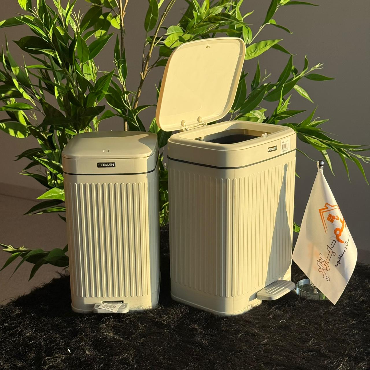 سەبەتەی پاشماوەی پێداڵی لوکس و ڕۆژنامەوانی لەگەڵ سەتڵی ناوەوە