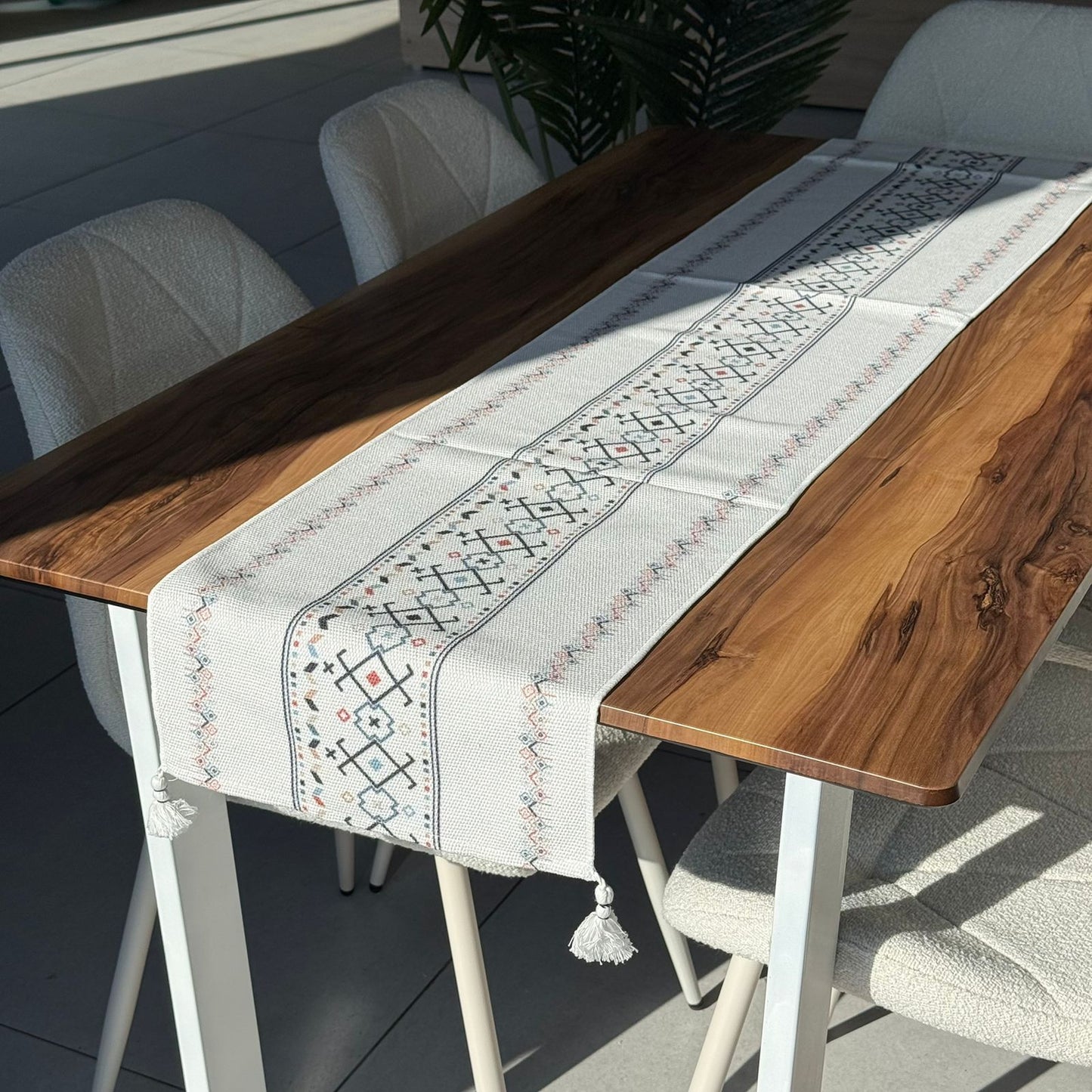 مفرش طاولة منسوج مزخرف مقاس 30 × 180 سم مع تفاصيل شرابة