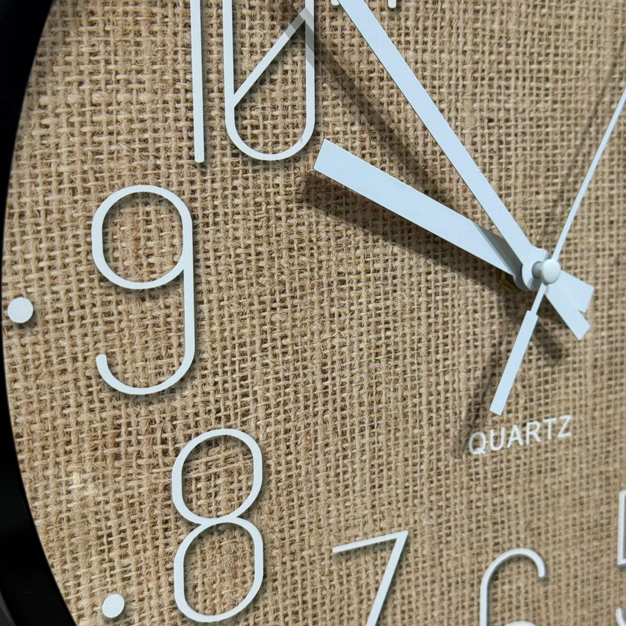 کاتژمێری دیواری پێکهاتە بە شێوەی دار