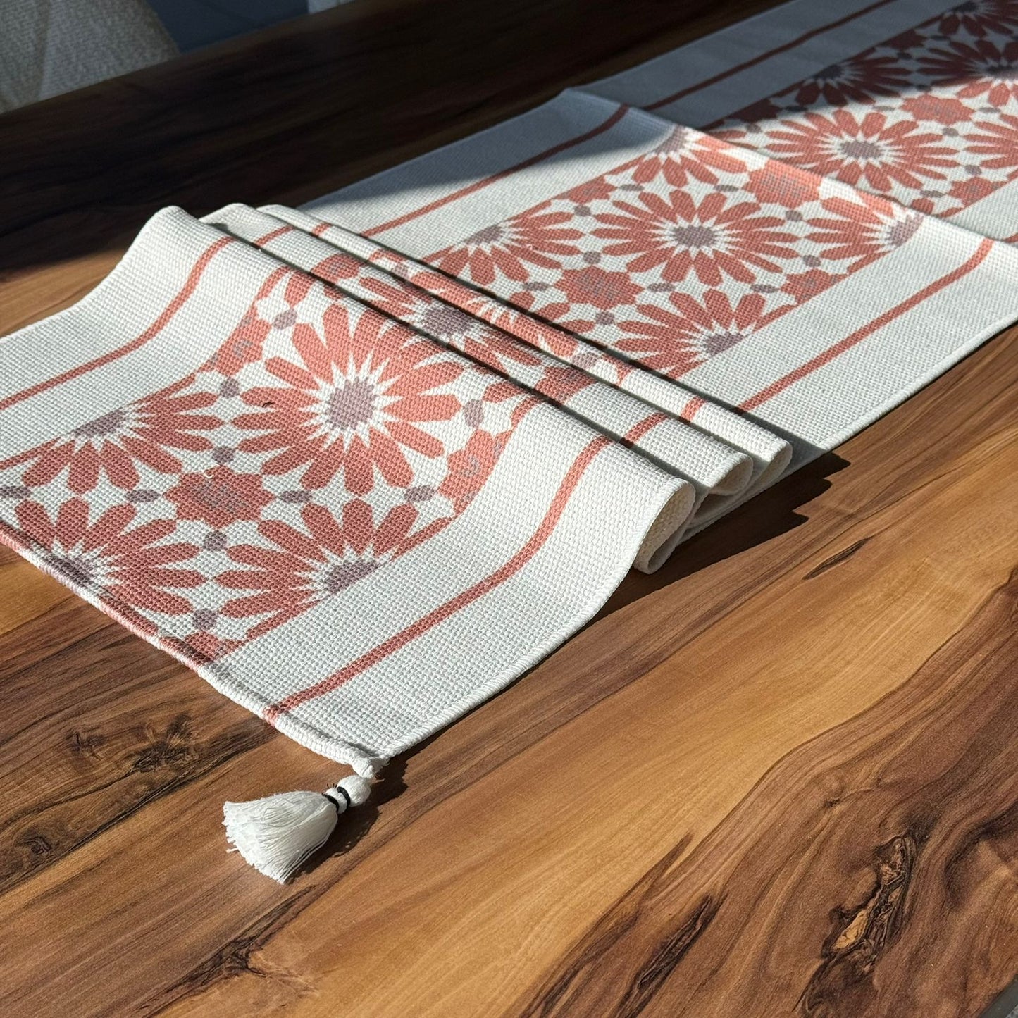 مفرش طاولة منسوج مزخرف مقاس 30 × 180 سم مع تفاصيل شرابة