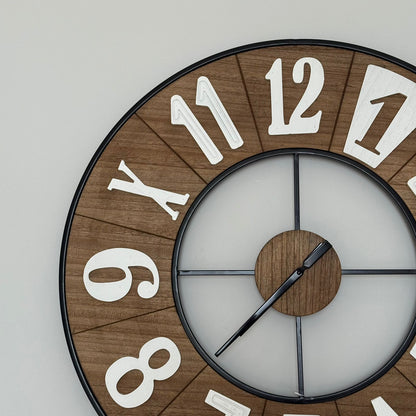 کاتژمێری دیواری دار لەسەر دیوار