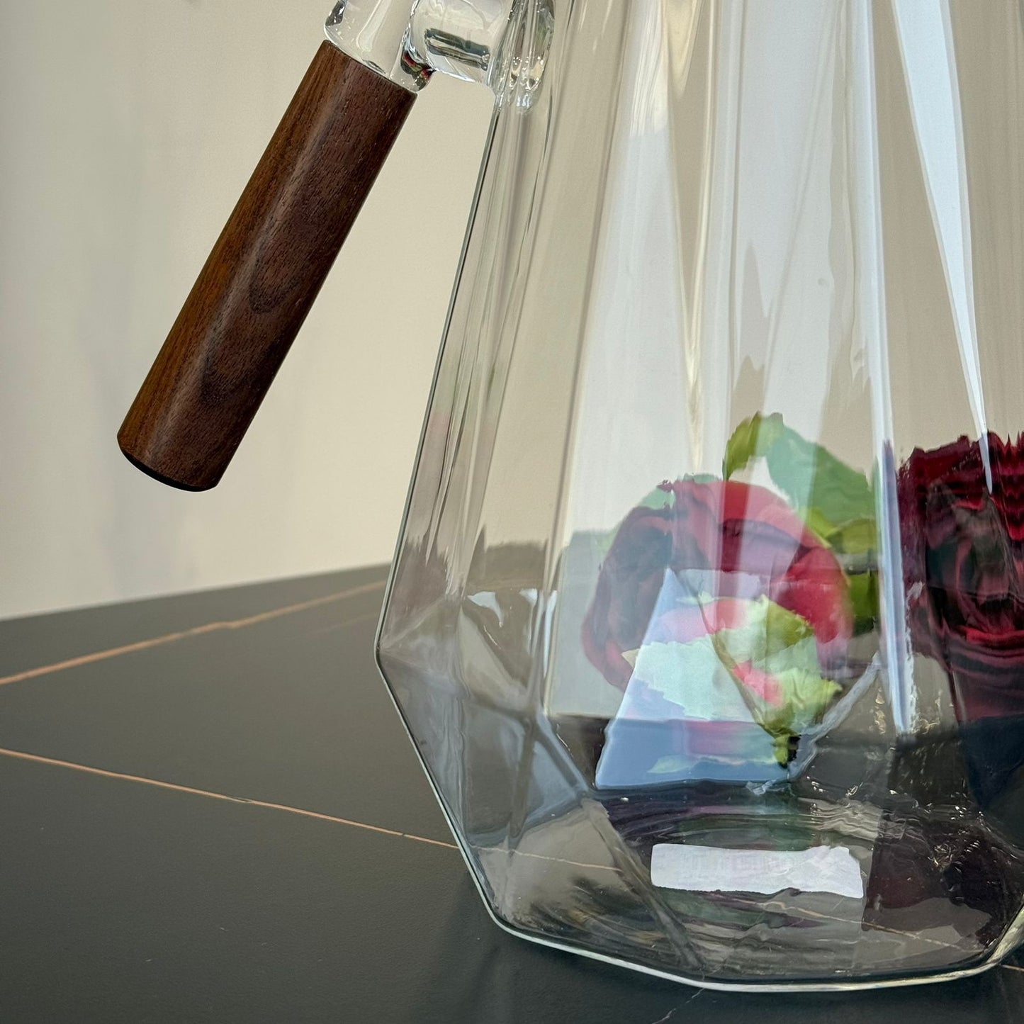 إبريق زجاجي أنيق بنمط ماسي مع مقبض وغطاء خشبي