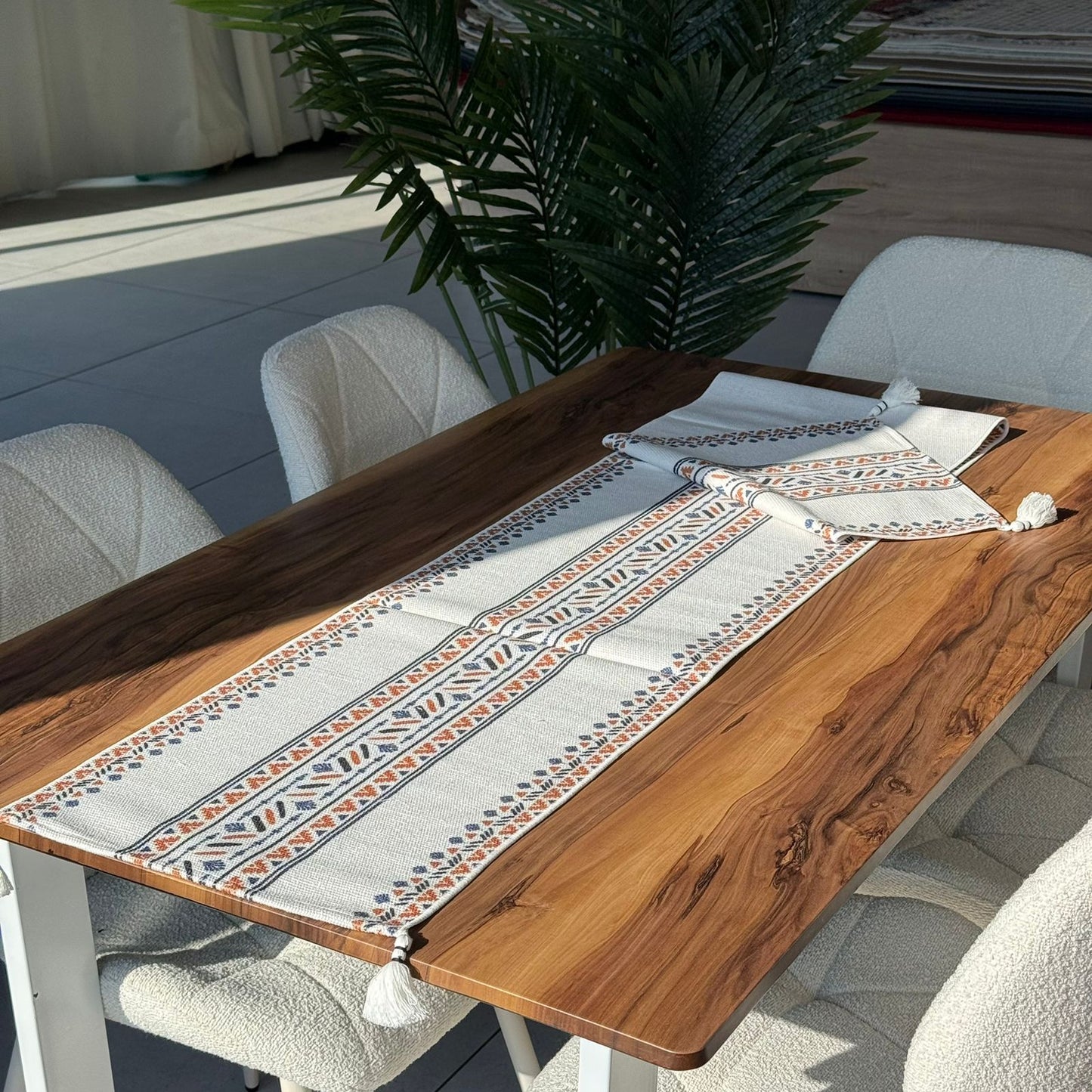 مفرش طاولة منسوج مزخرف مقاس 30 × 180 سم مع تفاصيل شرابة