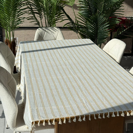 مفرش طاولة كلاسيكي أنيق بمقاسين مع شرابات