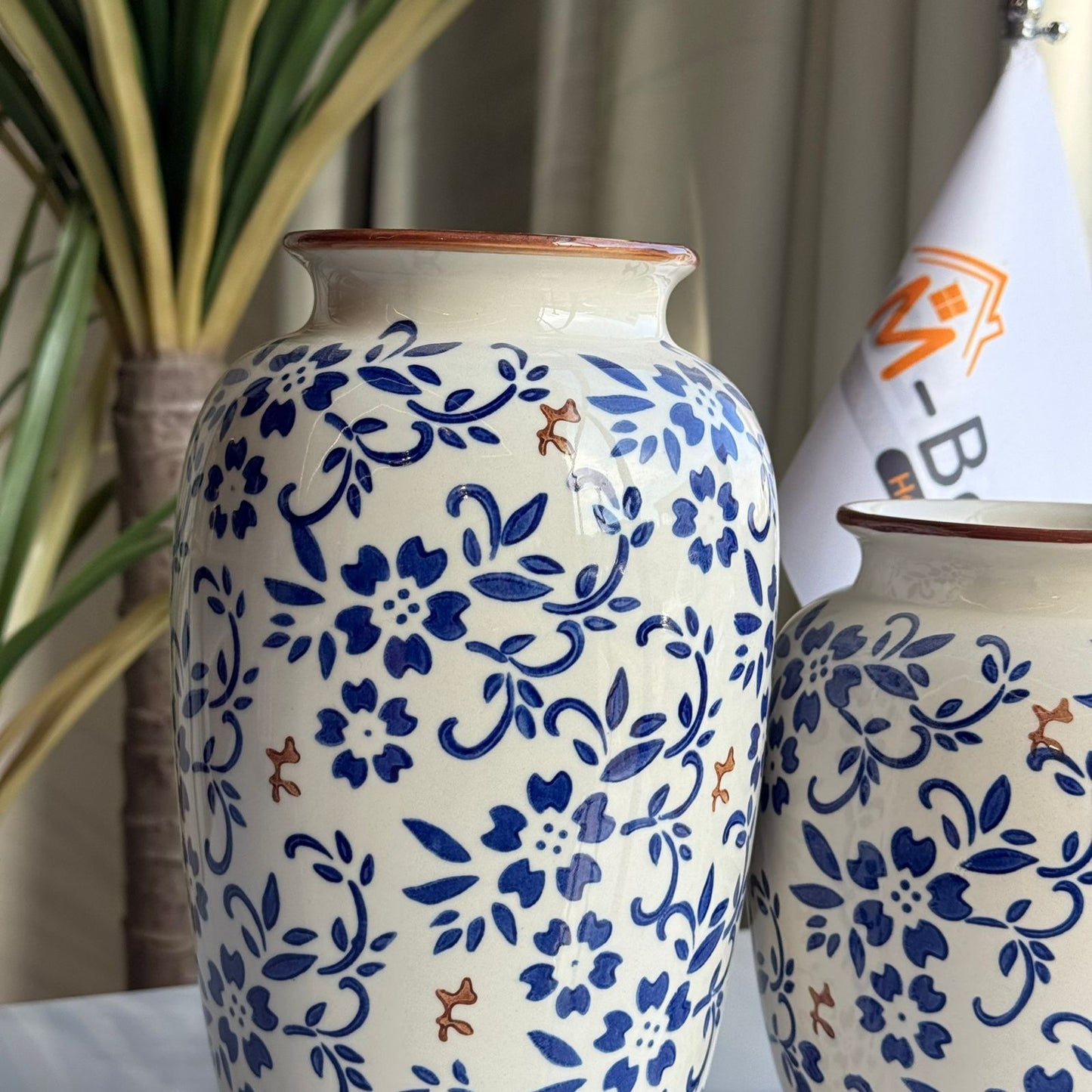 مجموعة مزهرية كلاسيكية كلاسيكية من الزهور الخضراء