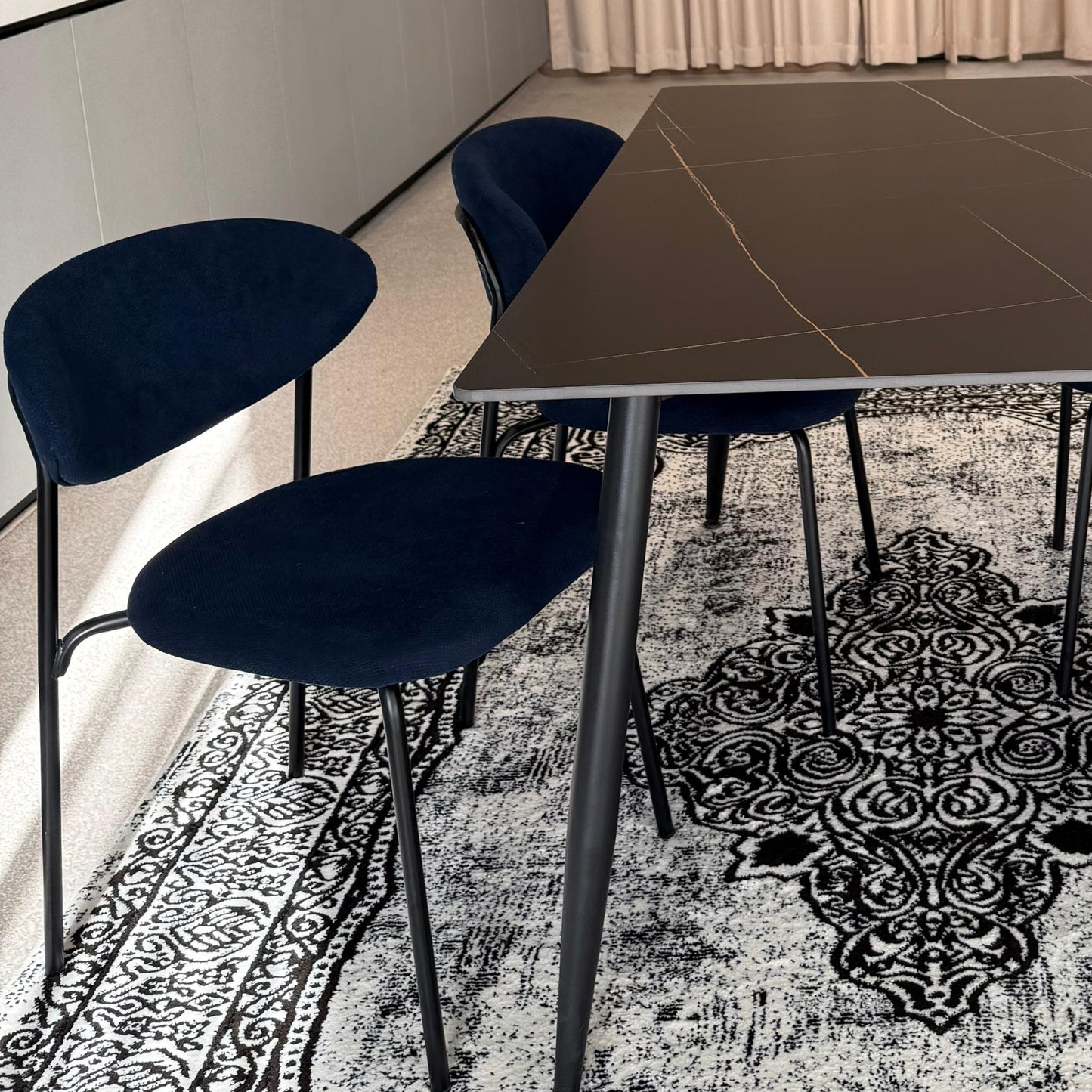 Dany Table و Luca Chairs - مجموعة الطعام الحديثة
