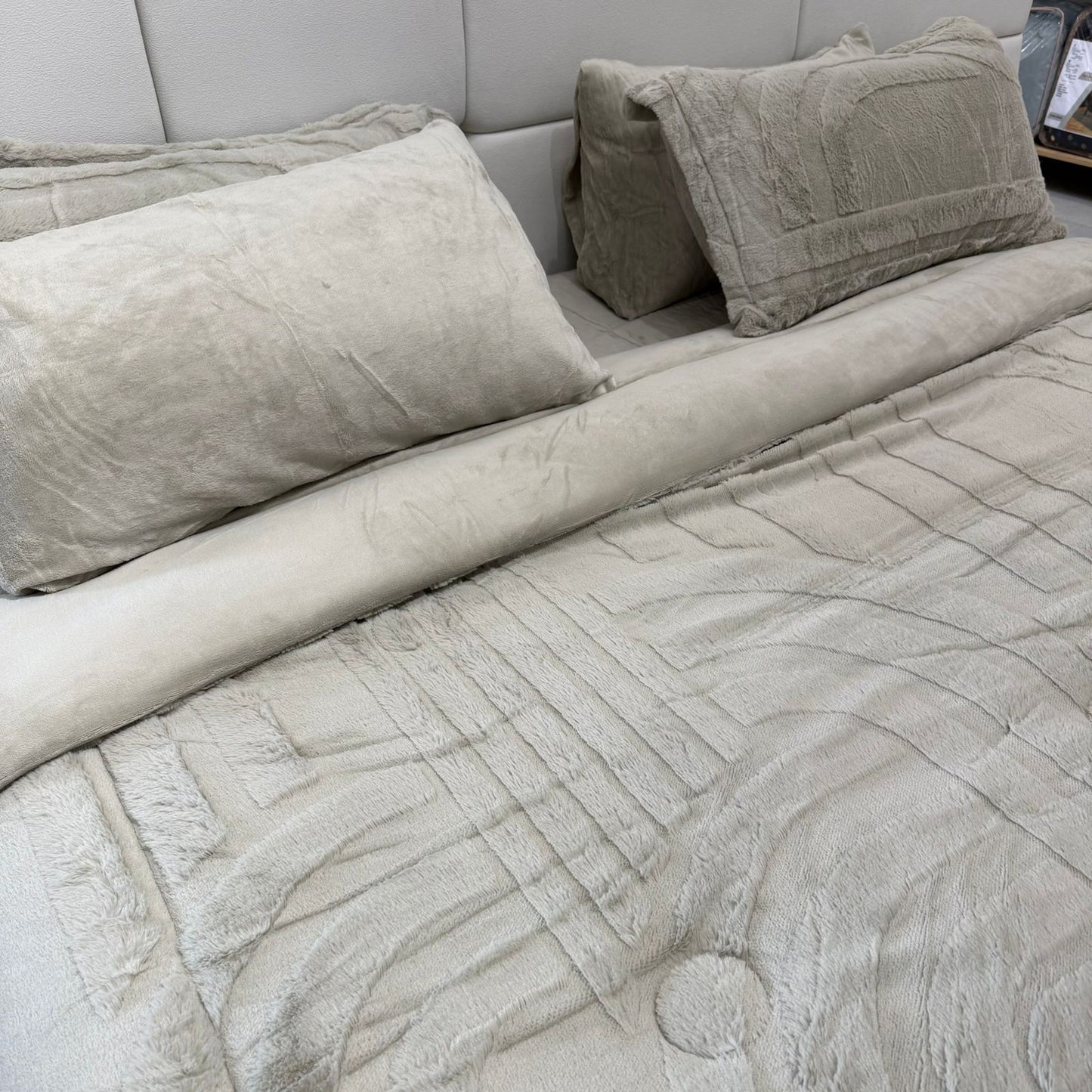 6 PCS - Modern Reversible Plush Comforter Set