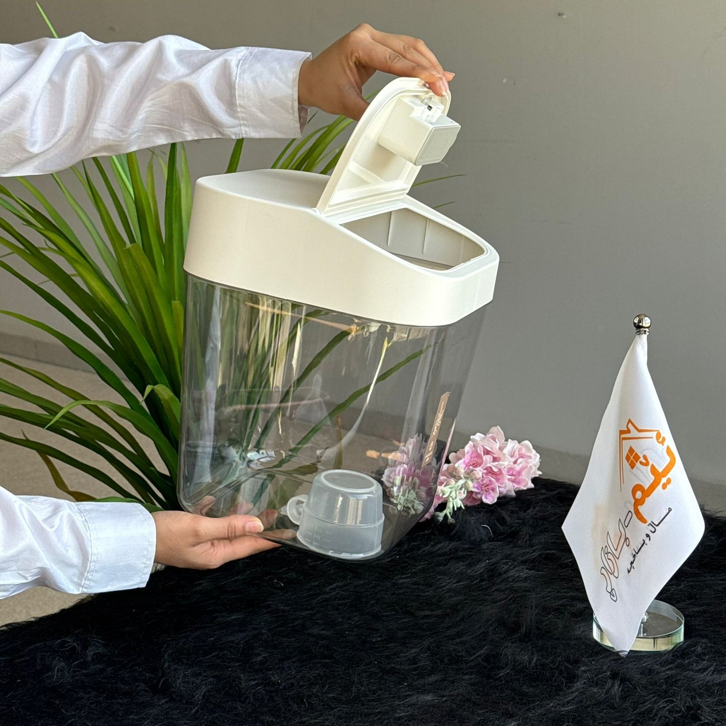 حاوية تخزين طعام محكمة الغلق مع مغرفة