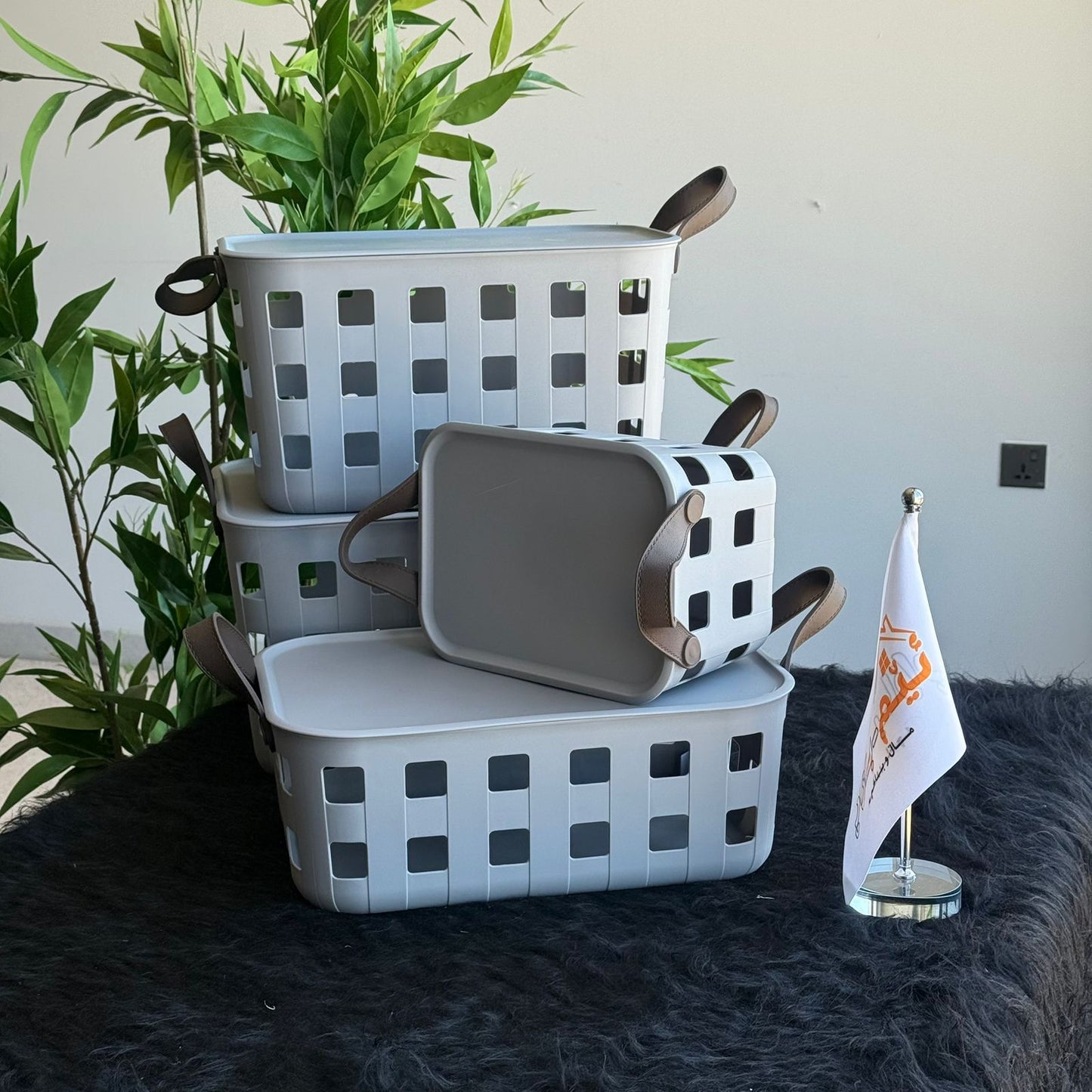 سلال تخزين بلاستيكية بتصميم قابل للتكديس والتهوية مع مقابض