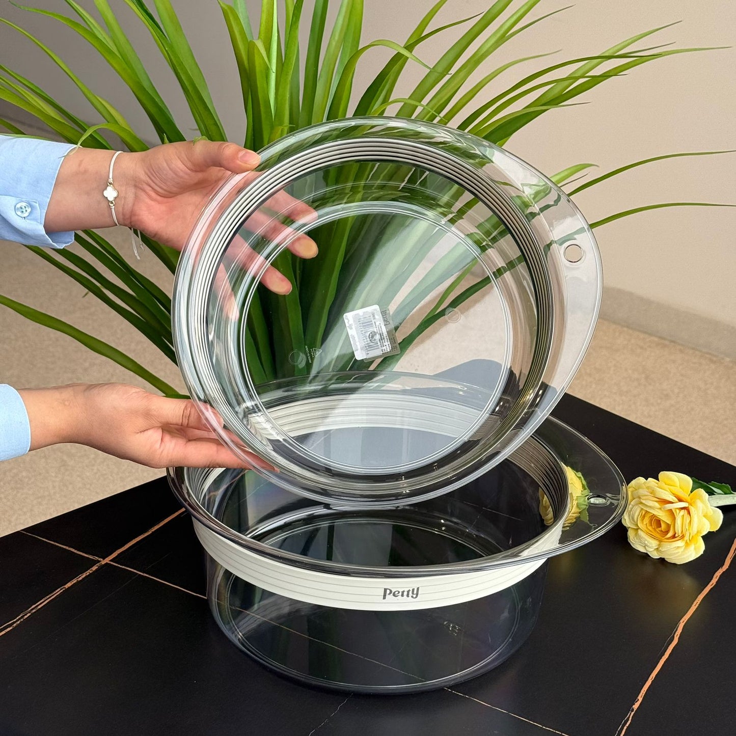 دەفری هەڵگرتنی خۆراکی ئەکریلیکیی بە سەرەوە