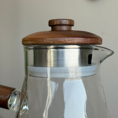 إبريق زجاجي أنيق بنمط ماسي مع مقبض وغطاء خشبي