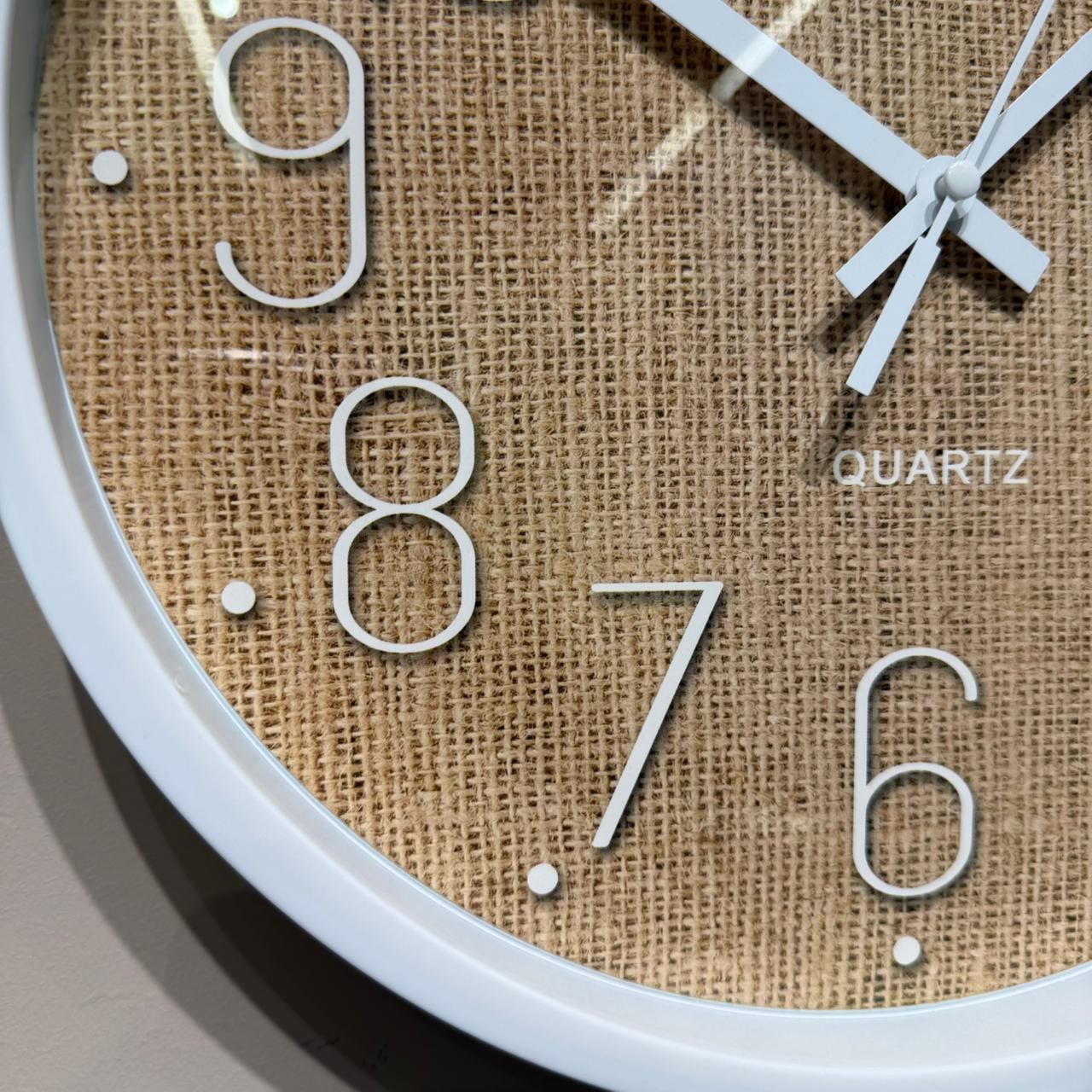 کاتژمێری دیواری پێکهاتە بە شێوەی دار