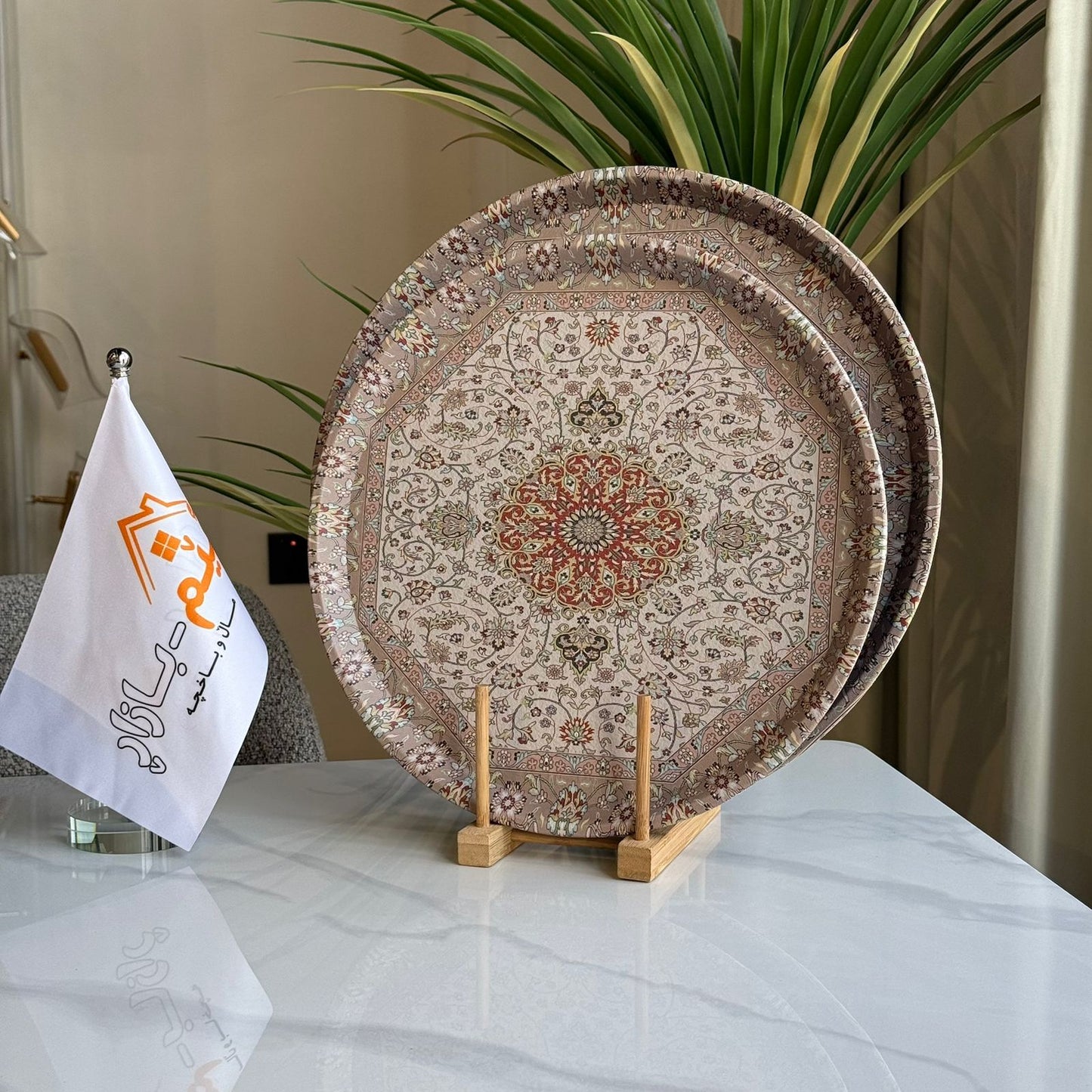 سینی خزمەتکردن بە نەخشی شاهانە