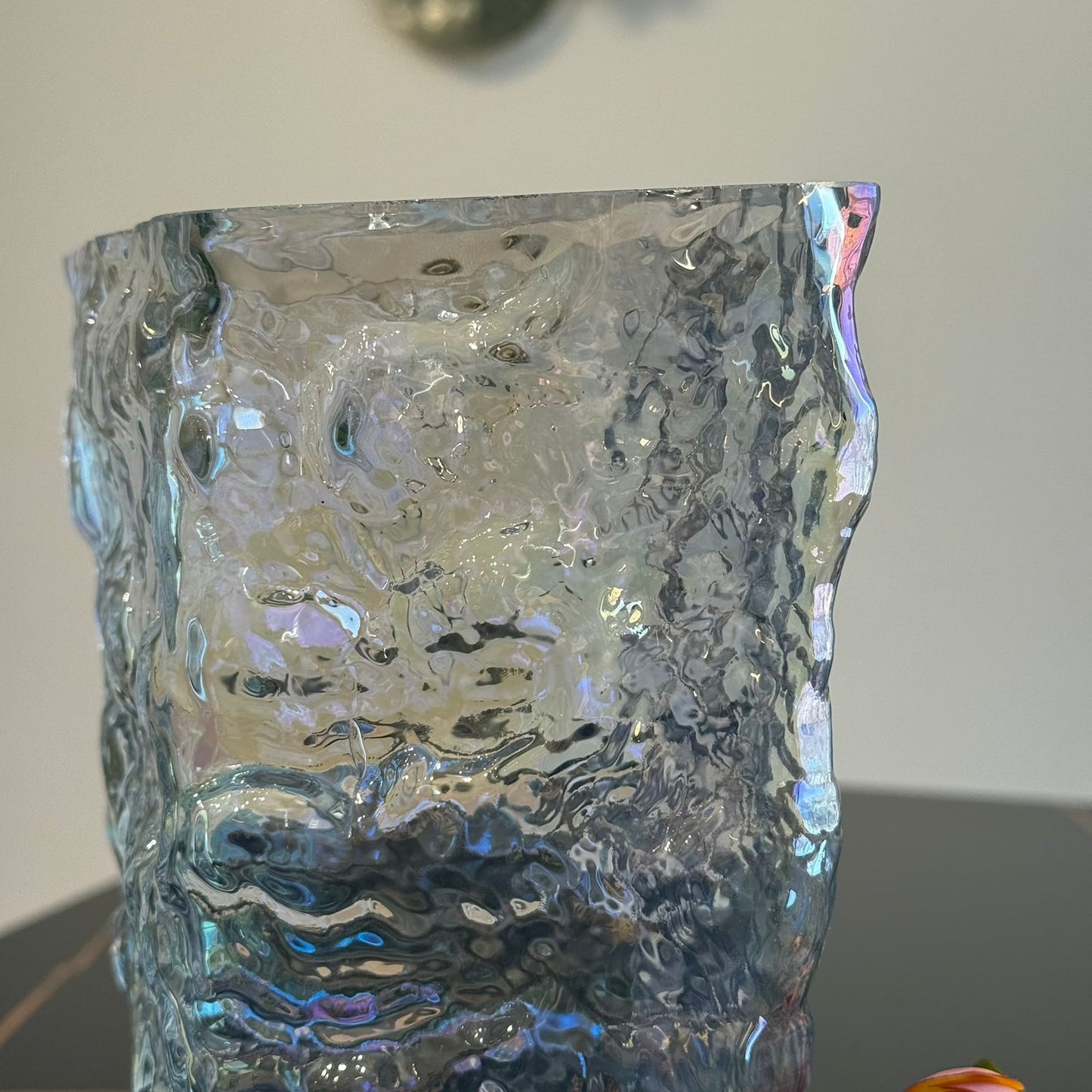 مزهرية حديثة منحوتة على الجليد