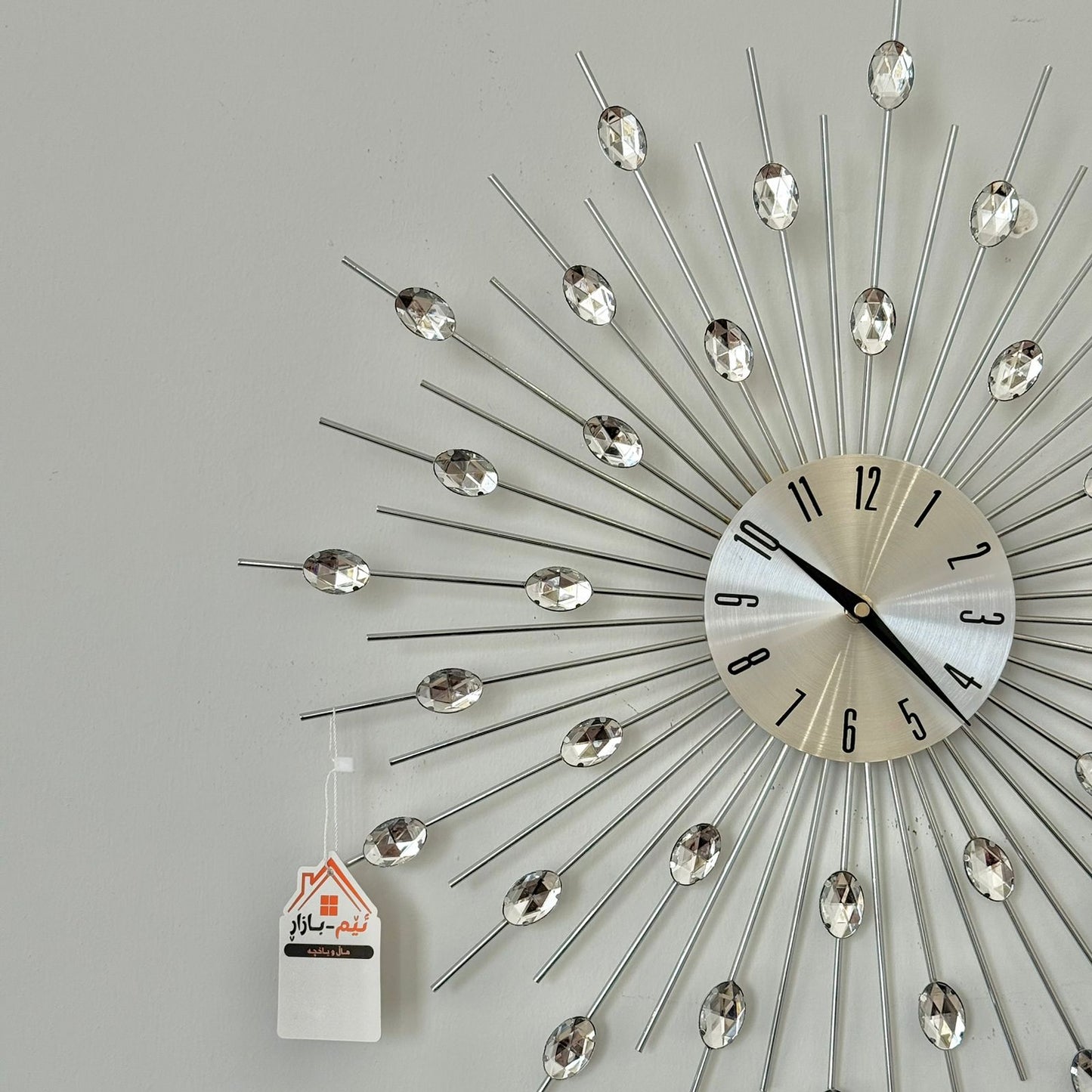 ساعة حائط بتصميم ماسي معلقة