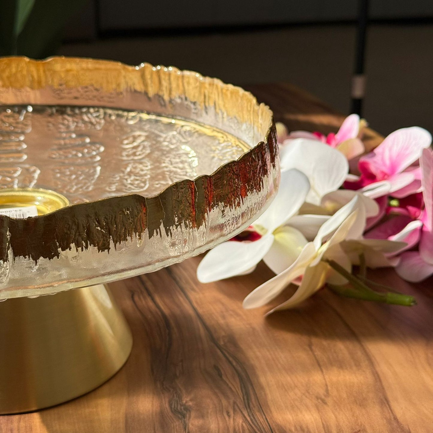 پایەی شیرینی شووشەی ڕوون و شاد