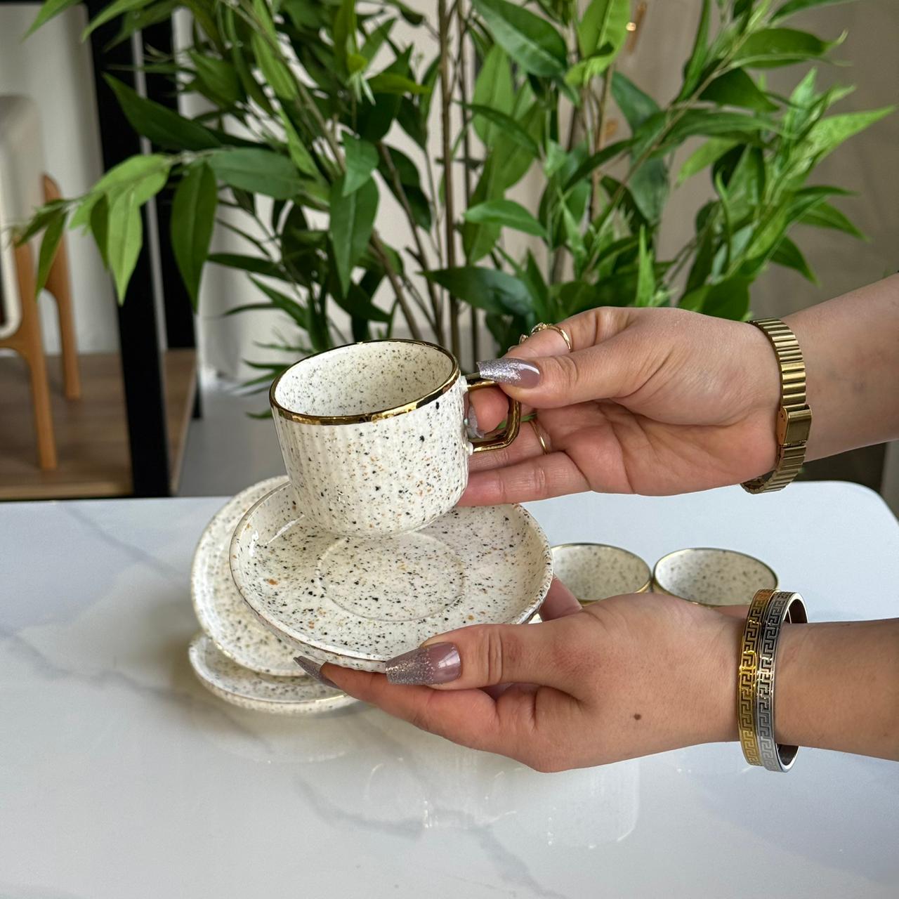 طقم فناجين وصحون قهوة بتصميم أنيق