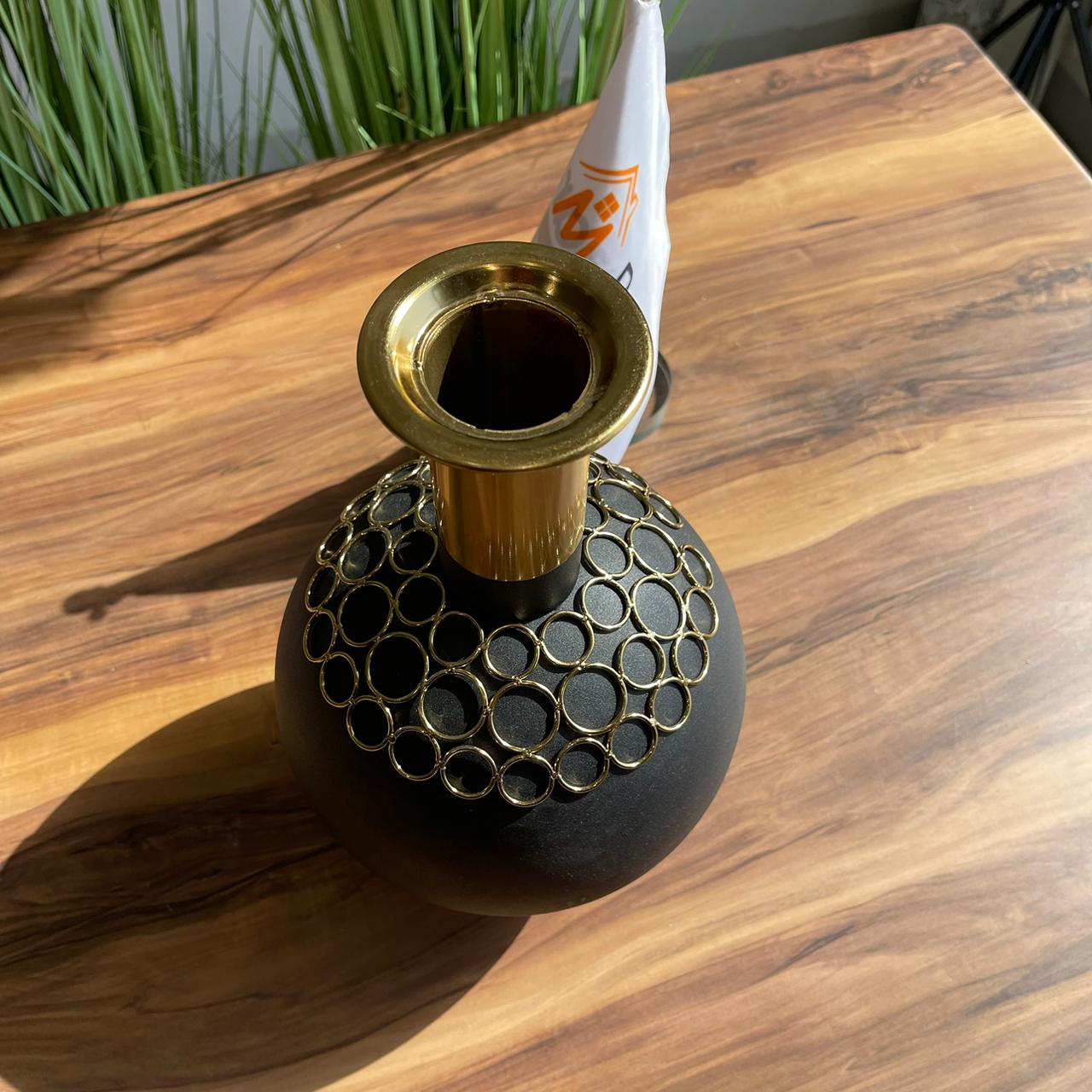 گوڵدانێکی دیکۆراتی کانزای مۆدێرن و لوکس
